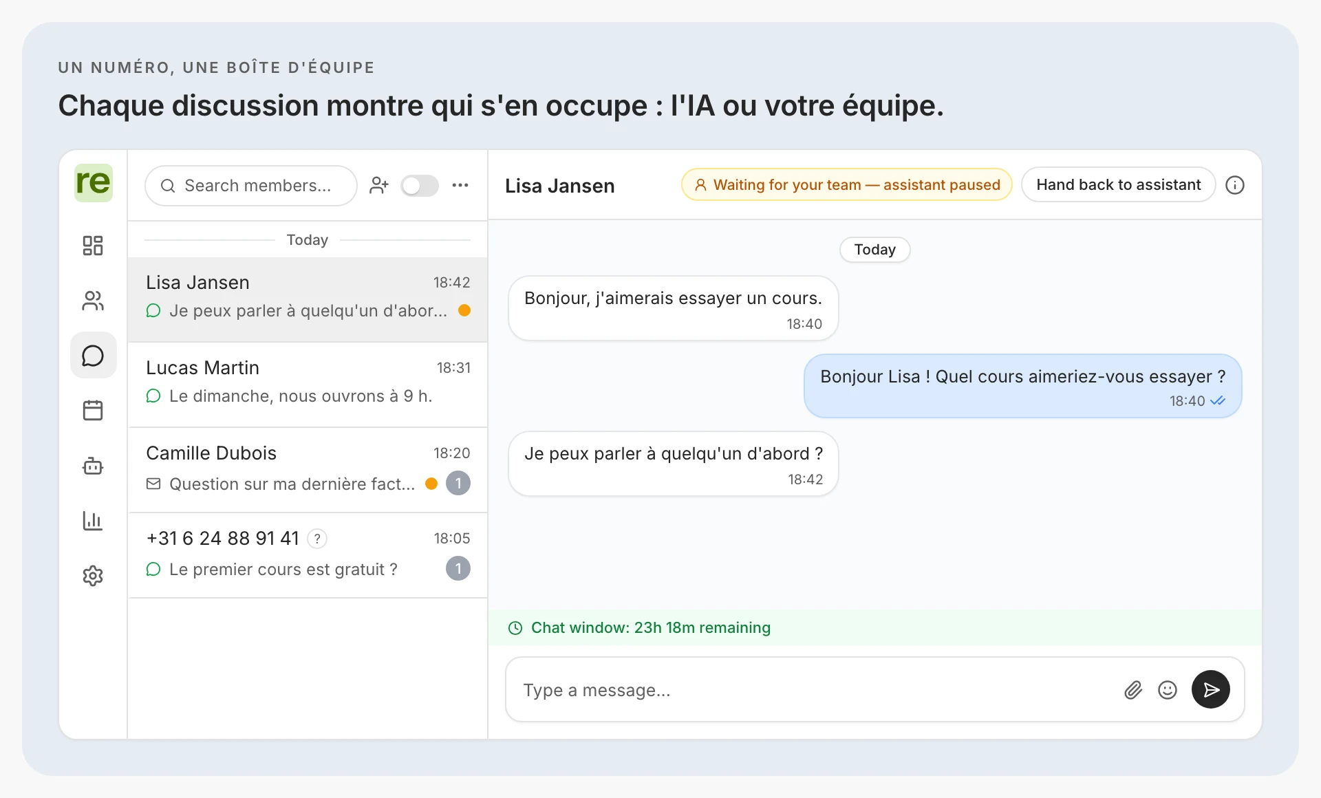 La boîte de réception de Regymo sur le numéro WhatsApp de votre salle : les discussions qui attendent l'équipe portent un point ambre ; Lisa a demandé à parler à quelqu'un, donc sa discussion ouverte indique qu'elle attend votre équipe et que l'assistant est en pause, avec un bouton pour la rendre à l'assistant et la fenêtre de discussion toujours ouverte