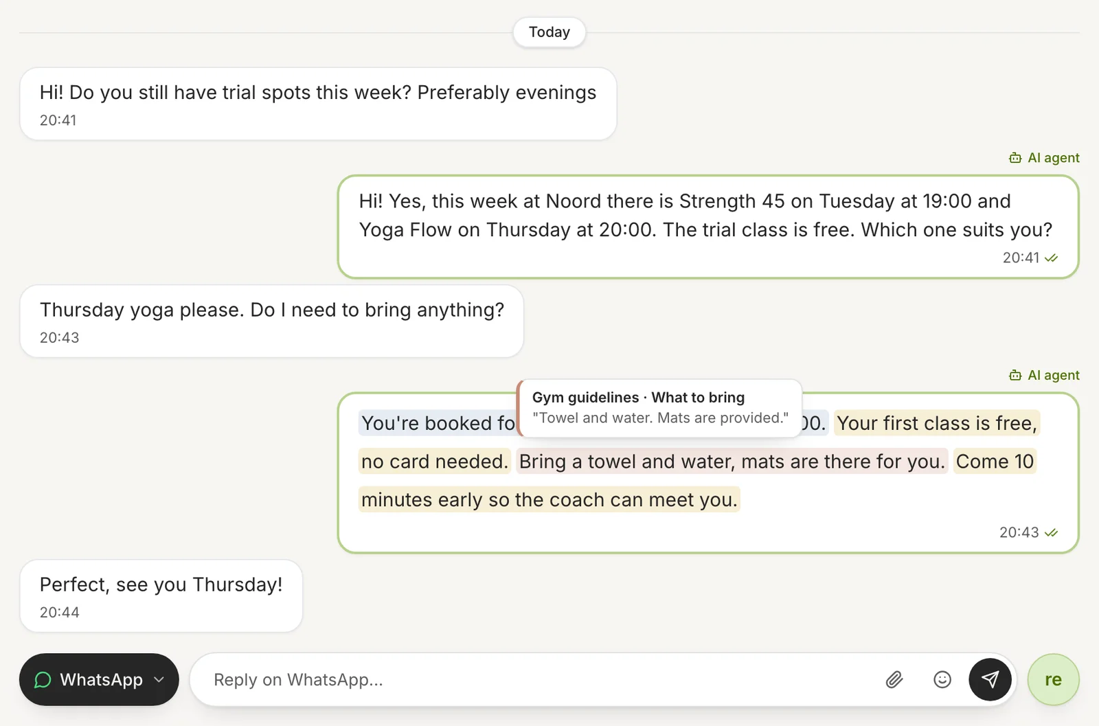 De inbox met de AI-agent die een nieuwe lead op WhatsApp antwoordt over een proefles: elk antwoord is gemarkeerd als AI-agent, en bij een zin zie je waar die vandaan komt, hier de richtlijn van de gym over wat je meeneemt