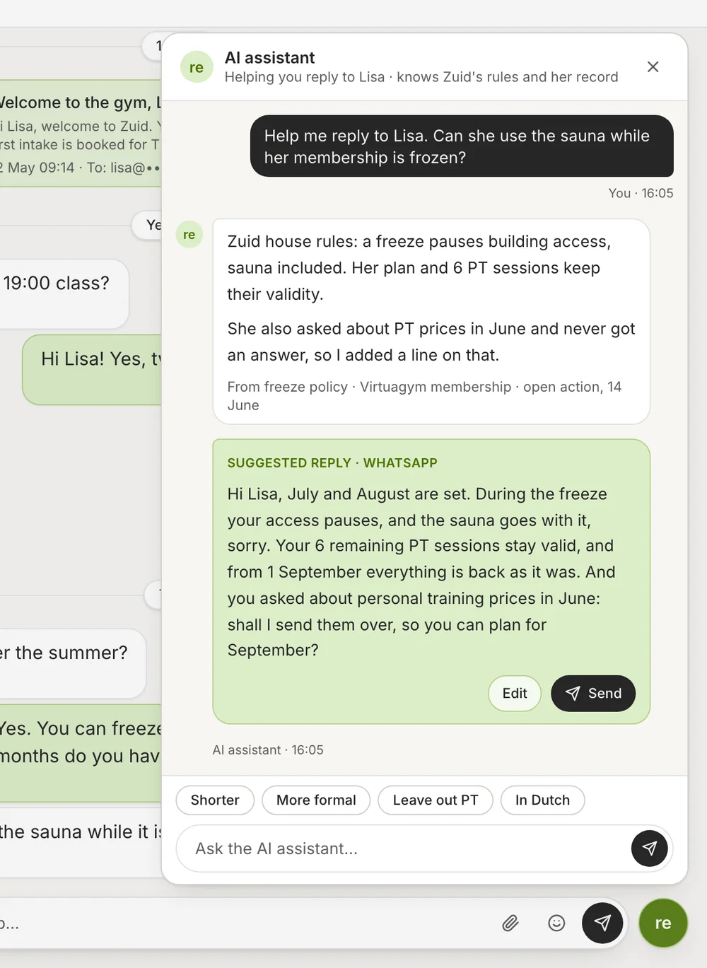 De inbox met de AI-assistent open: een medewerker vraagt hoe Lisa te antwoorden over de sauna tijdens een pauze, en de assistent antwoordt vanuit de huisregels en haar gegevens met een voorgesteld WhatsApp-antwoord