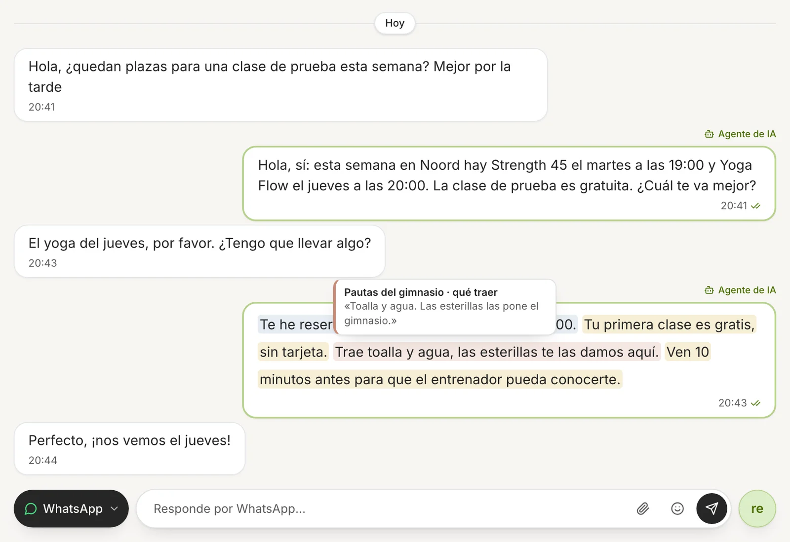 La bandeja de entrada con el Agente de IA respondiendo por WhatsApp a un nuevo posible cliente sobre una clase de prueba: cada respuesta lleva la marca Agente de IA y, al pasar el cursor por una frase, se ve de dónde sale, aquí la guía del gimnasio sobre qué traer
