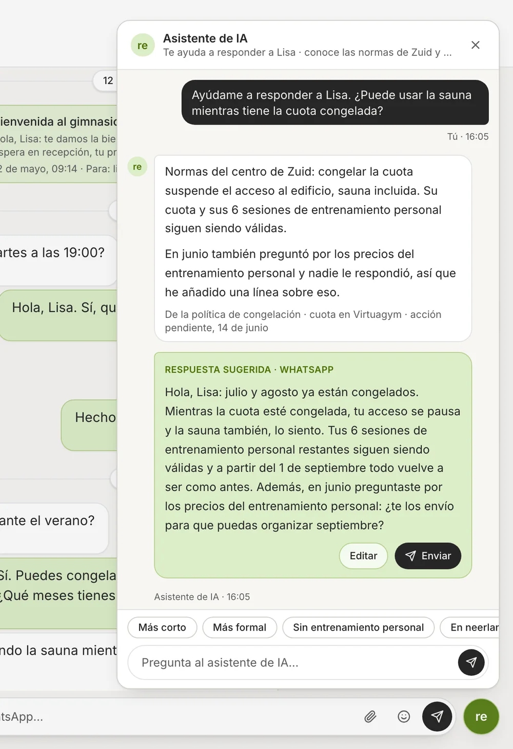 La bandeja de entrada con el asistente de IA abierto: una persona del equipo pregunta cómo responder a Lisa sobre la sauna mientras tiene la cuota congelada, y el asistente contesta a partir de las normas del centro y de su ficha con una respuesta de WhatsApp sugerida