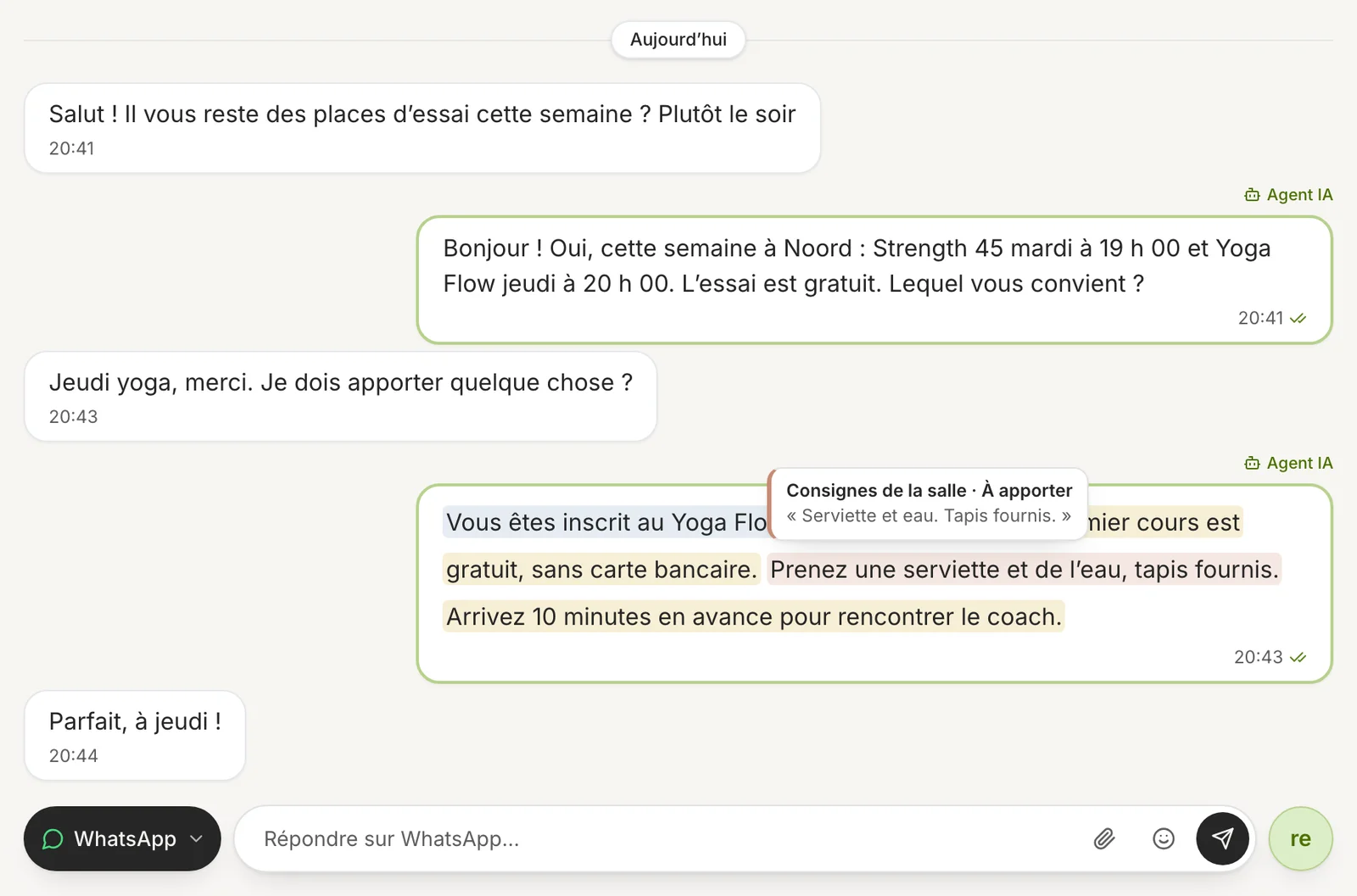 La boîte de réception, avec l’agent IA qui répond sur WhatsApp à un nouveau prospect au sujet d’un cours d’essai : chaque réponse porte la mention agent IA, et en survolant une phrase on voit d’où elle vient, ici la consigne de la salle sur ce qu’il faut apporter