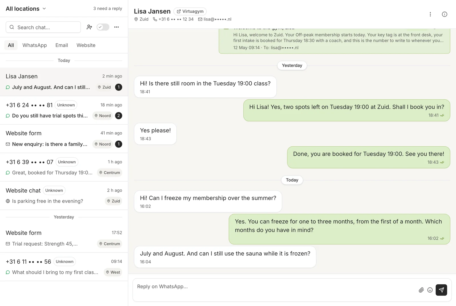 De inbox: gesprekken van elke locatie links met hun locatie en kanaal, het open gesprek met Lisa in het midden, en haar ledengegevens rechts
